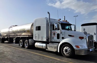 ga9b415d5c448868e472b32f26277c37829ba1eefd8ed174df04bc4122714f381d0acc38165a19b41141870747788d30b7d3d5b7ca1739b7b389a5a718546eb04_1280-3209864 transport, vehicle, automobile, truck, trailer, truck truck, truck american, car park, truck, truck, truck, truck, truck, trailer